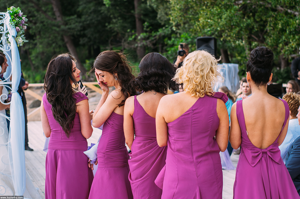 Растрогавшиеся подружки невесты на церемонии