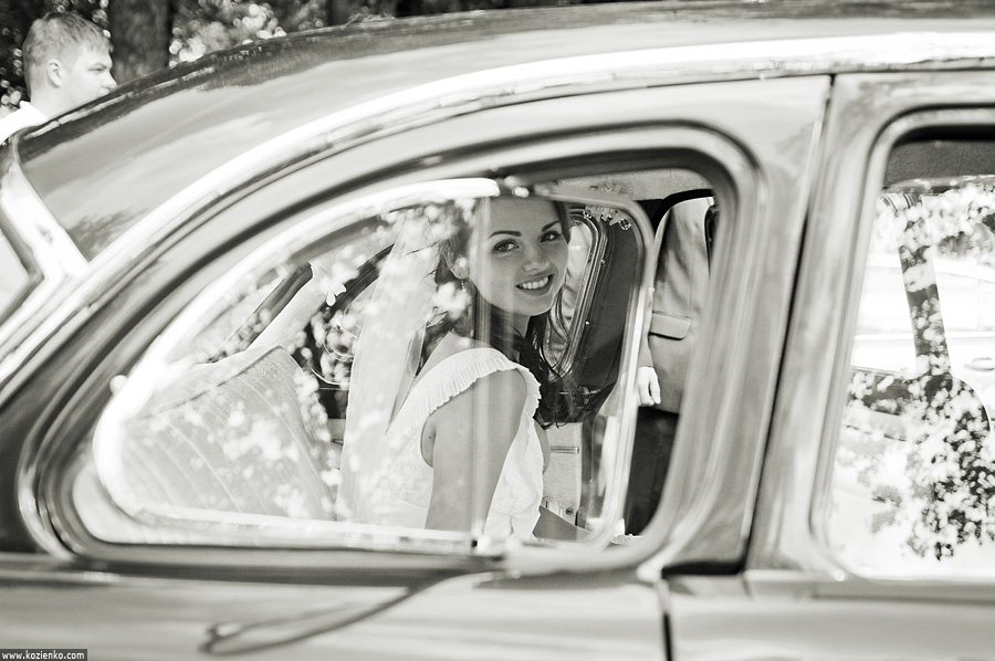 Черно-белый портрет невесты в ГАЗ-13 Чайка
