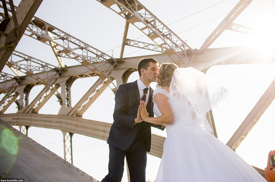 Поцелуй на фоне конструкций Большеохтинского моста