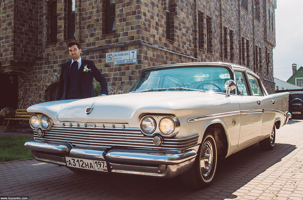 Женя рядом с Chrysler Saratoga 1959